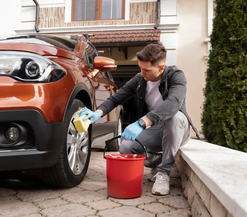 Lavage auto à domicile Cassaniouze : professionnel intervenant sur un véhicule